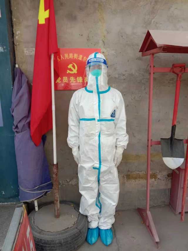 第一次穿上防护服