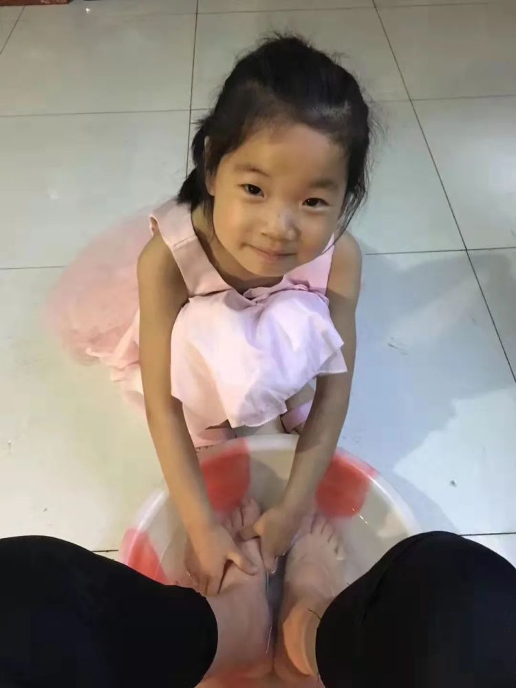 为该校五年级二班学生滕怡茹正举行着一次爱心捐款全校1300余名师生在