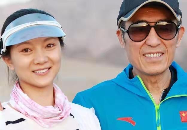 张艺谋携娇妻出席活动,陈婷烈焰红唇下巴尖尖,气质优雅妩媚动人