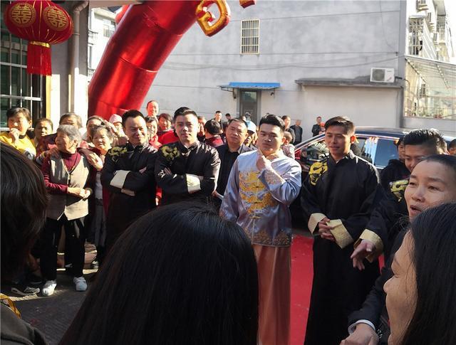 举重冠军石智勇开劳斯莱斯接亲,将红毯从新娘小区铺到家门口