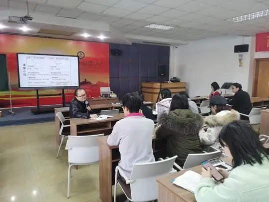 梁学友副校长评课梁雷主任从高中与初中物理课堂的不同与联系出发