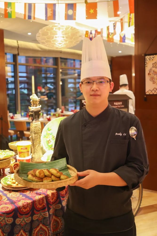 活动现场,拥有15年烹饪经验的酒店西餐行政厨师长andy li为嘉宾一一