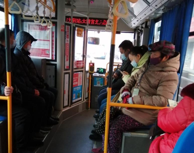 云南一妈妈带2娃坐公交前抱后背无人让座无助地看着窗外