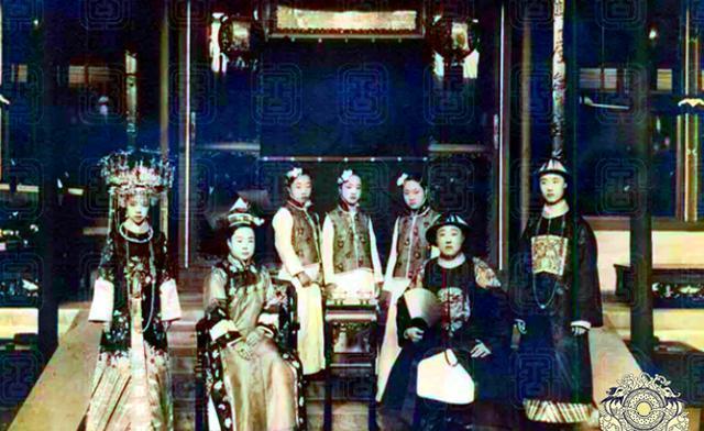 一组清朝王爷福晋老照片:图1是蒙古亲王僧格林沁,图6福晋很漂亮