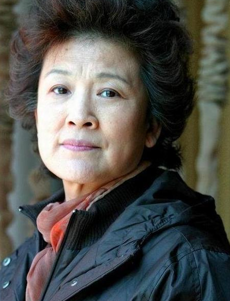 老戏骨宋春丽终生未生育却在61岁当奶奶的年龄当了妈妈