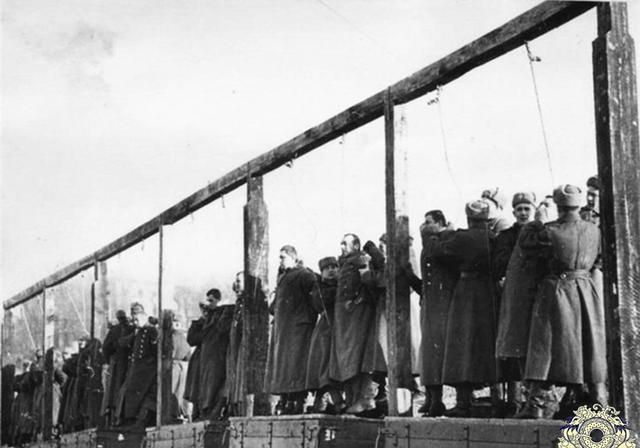 直击德国战犯被执行绞刑真实场景被堵住嘴巴成排吊在绞刑架上