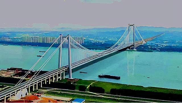 燕矶长江大桥地处黄冈市和鄂州市交界处,桥为上距鄂黄长江公路大桥约