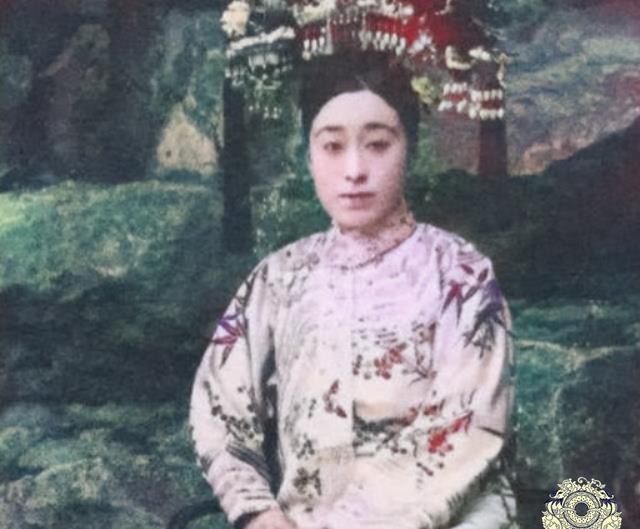 她是庆亲王的第四个女儿,后来嫁给了荣禄的第九子,婚后夫妻二人感情