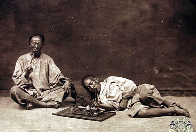 老照片直击吸食鸦片的清朝人女子床上迷迷糊糊男子瘦成皮包骨