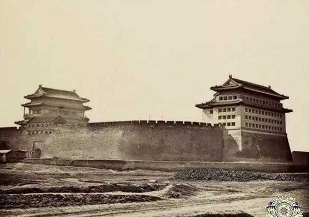 老照片直击拆除前的北京城墙和城楼高大雄厚图九正在拆除城楼