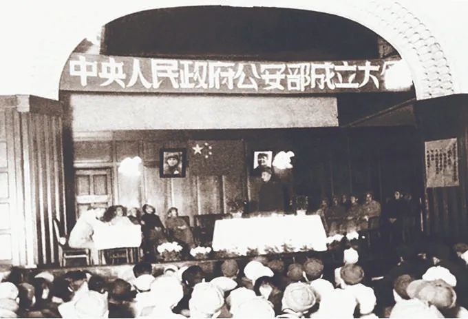 1949年10月19日,中央人民政府委员会第三次会议发布命令,中央军委