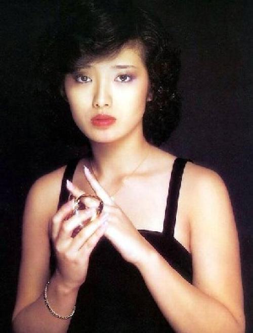 厚唇又个矮的山口百惠,如何成为时代美人?她的变美思路值得学习