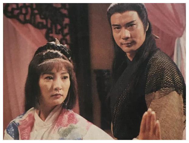 一经播出就引起巨大轰动,1979年,电视剧《天蚕变》正式开播,徐少强都