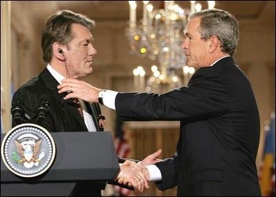 小布什糗事强吻第一夫人太动情被拉开被伊拉克记者扔鞋反应快