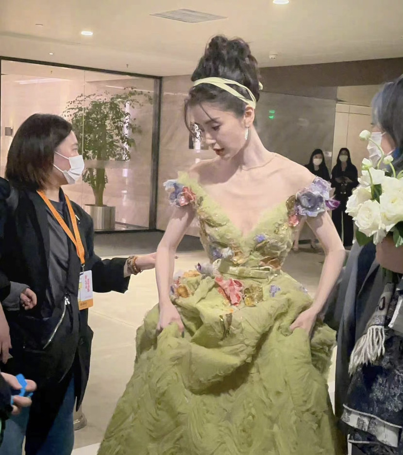 angelababy公主造型,angelababy公主 angelababy芭莎慈善夜造型路透,深v绿色蓬蓬裙,公主无