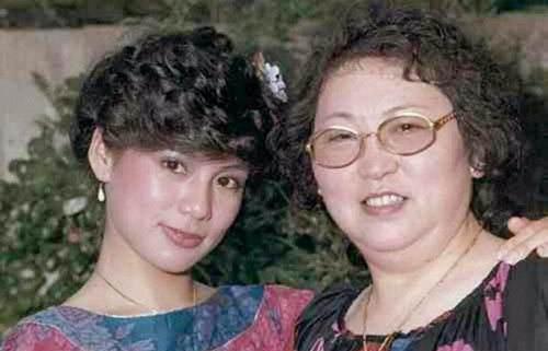 1985年,翁美玲身穿睡袍死在家中,"法医"的一句话"耐人