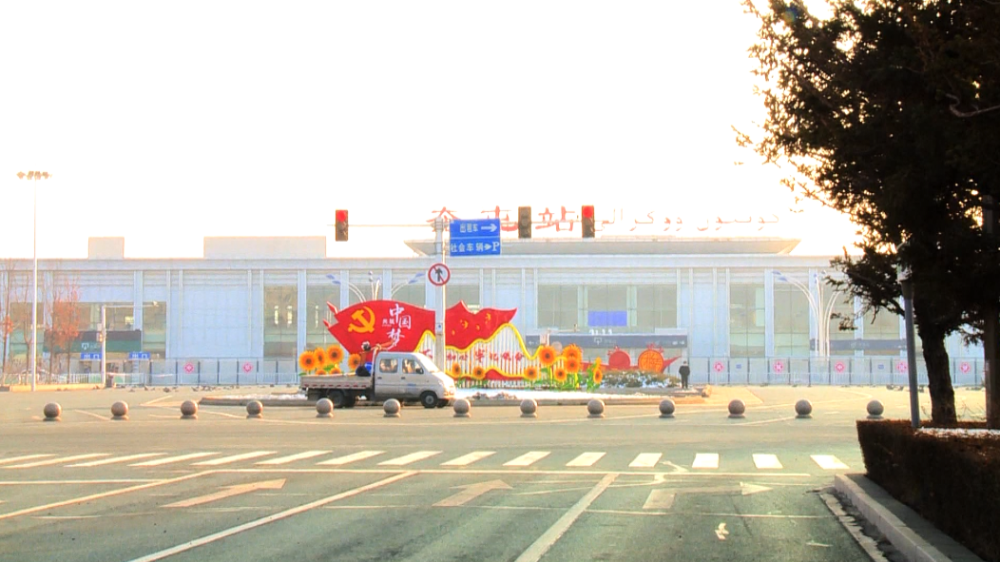 奎屯火车站是第二条亚欧大陆桥从中国西部入境的第一个编组站.