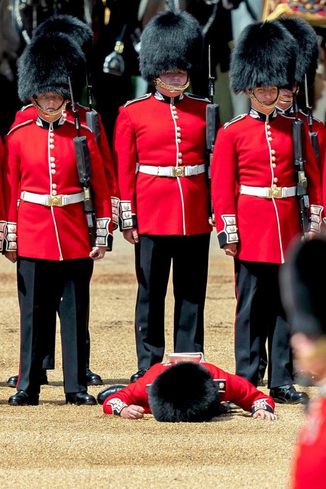 千万别惹英国皇家卫兵不然下场会很惨