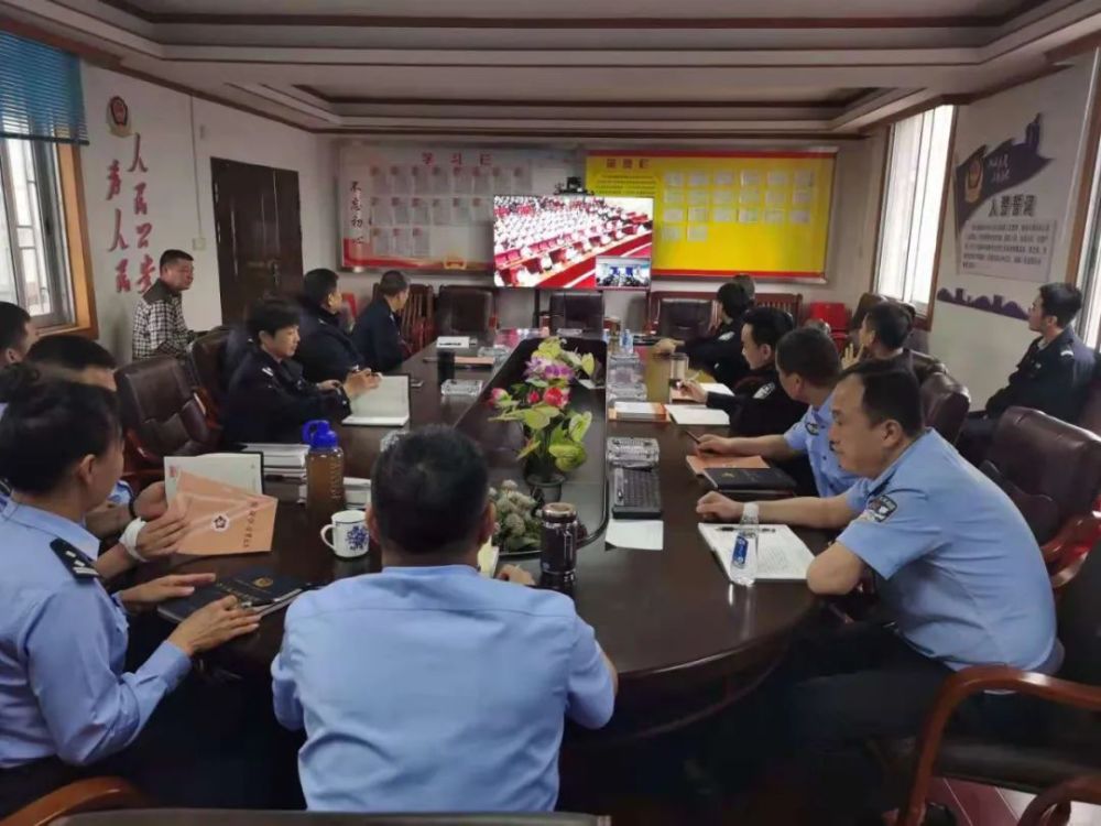 警徽闪耀在高墙内外