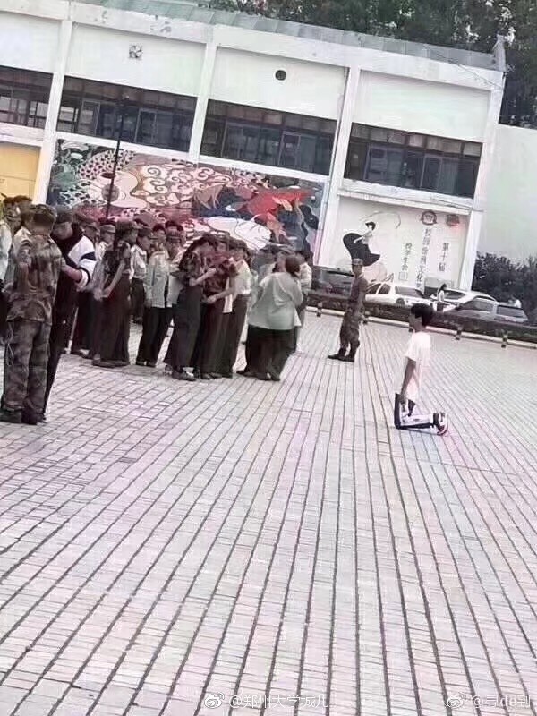女学生当众向男生"下跪"求原谅,男孩抖腿无视,网友:多大的错?