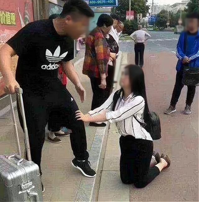 女学生当众向男生"下跪"求原谅,男孩抖腿无视,网友:多大的错?