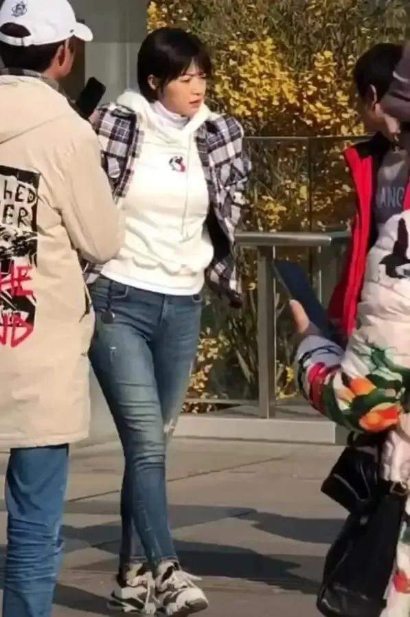 她是那种肉肉的美女,蒋欣的脸绝对是一等一的高级.