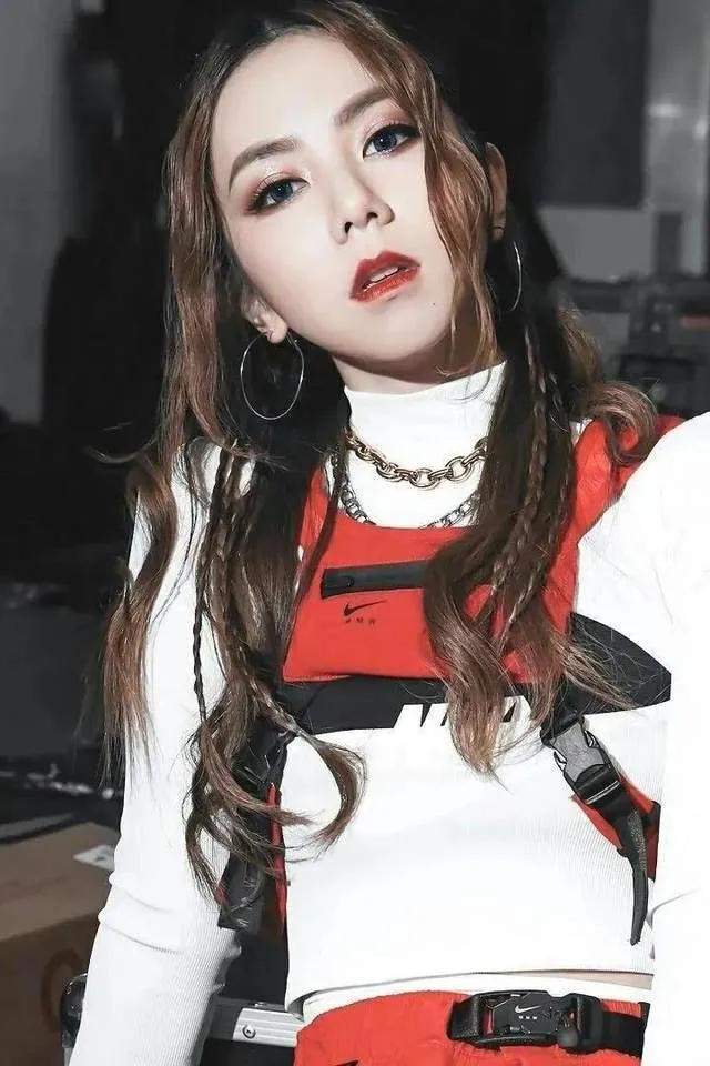 她是那种肉肉的美女,蒋欣的脸绝对是一等一的高级.