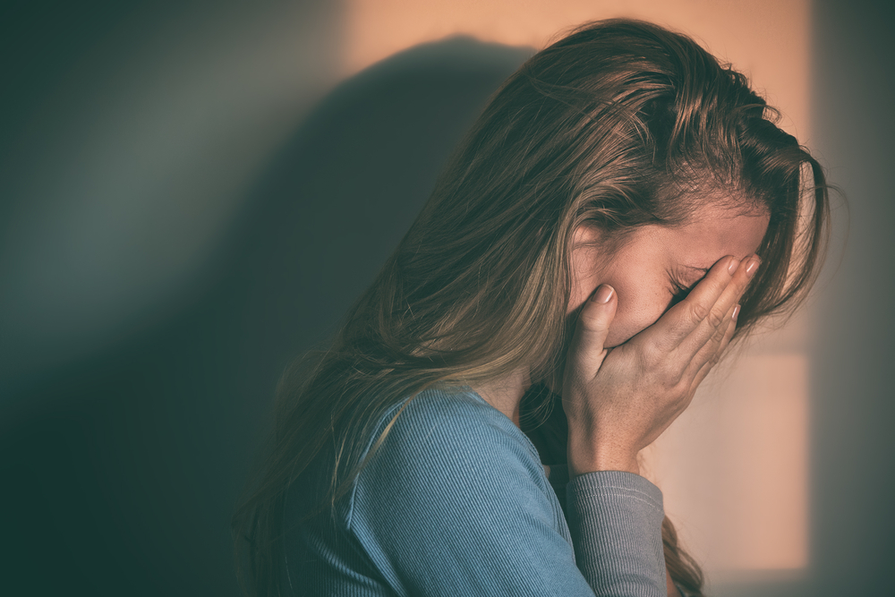 讲解:这里的关键词是 down,向下的,表示「整个心情都是低落的,不开心