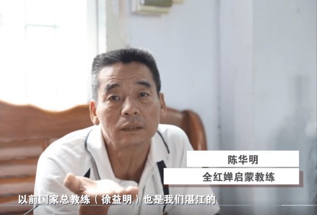 叫郭艺,郭教练曾经也是一位跳水运动员,师从全红婵另外一位恩师陈华明