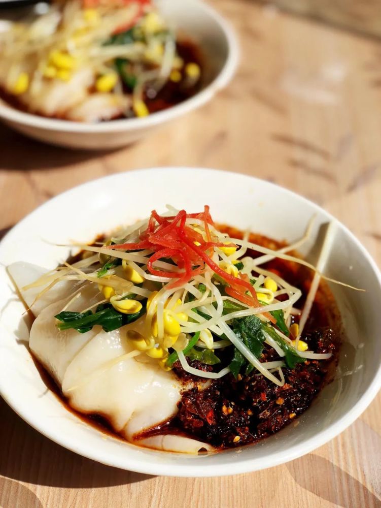 一盘麻辣鸡绝对让你辣出灵魂 汉中的一天从一碗热米皮,菜豆腐开始
