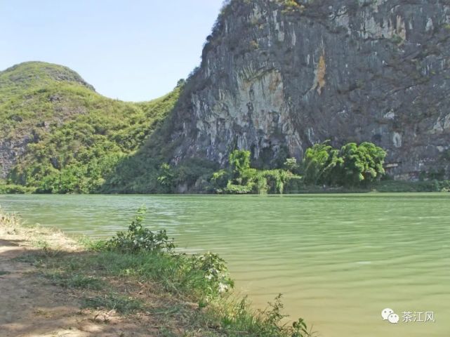 (远眺石角庵遗址)在"石角鸣钟"山的另一面,也是恭城老八景之一的"露滴