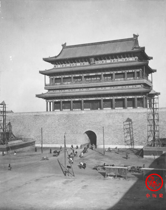 年6月16日,义和团在大栅栏一带放火烧洋货店,火势蔓延,烧毁前门箭楼