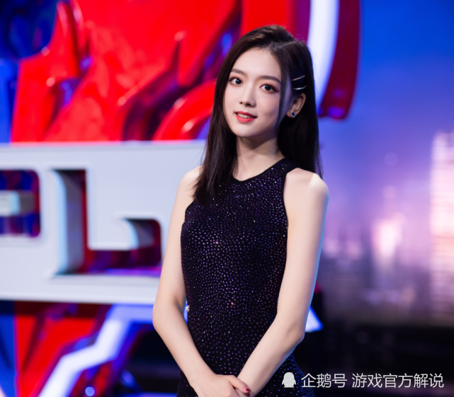 而当天解说女嘉宾除了灵儿之外别无其他,再加上灵儿当时发型稍显凌乱
