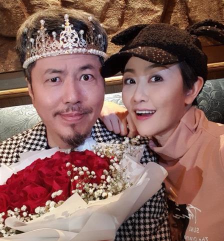 黄国伦59岁生日,妻子寇乃馨送百万吉他!结婚13年仍未生育