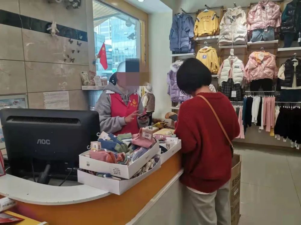 文山一女子在童装店消费千元,收银员对账时慌了