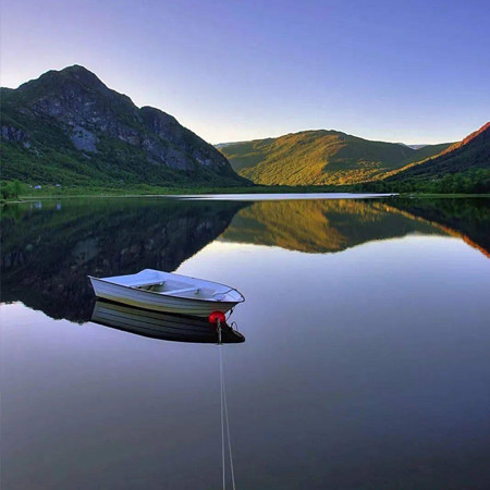 湖上泛舟的唯美意境图片素材关于湖水海水近景图片