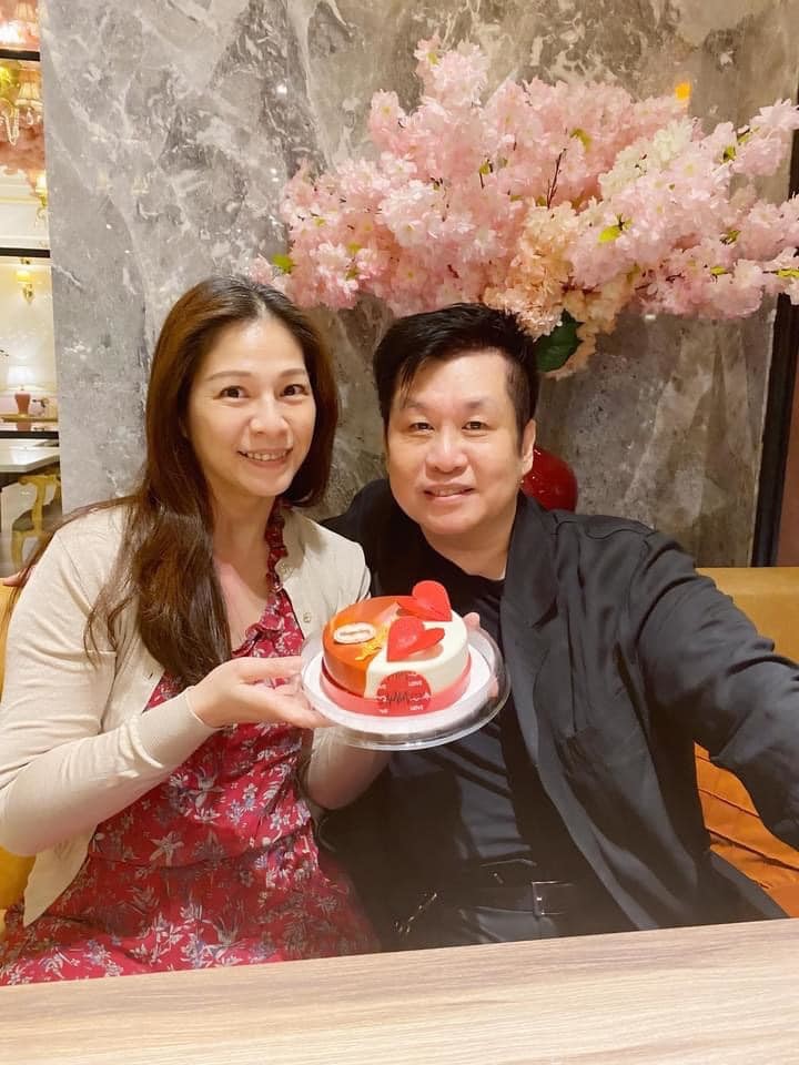 郑智化与家人庆60岁生日妻子罕露面美貌出众结婚22年甜蜜如初