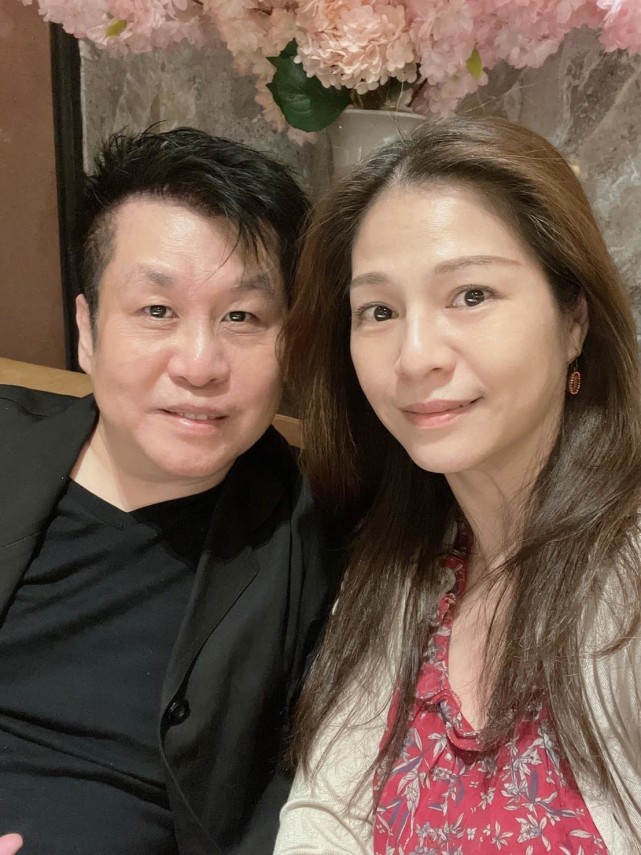郑智化与家人庆60岁生日,妻子罕露面美貌出众,结婚22