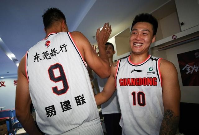 太暖了比赛进行赵睿挽着阿联手臂像极了大哥和他的小娇妻