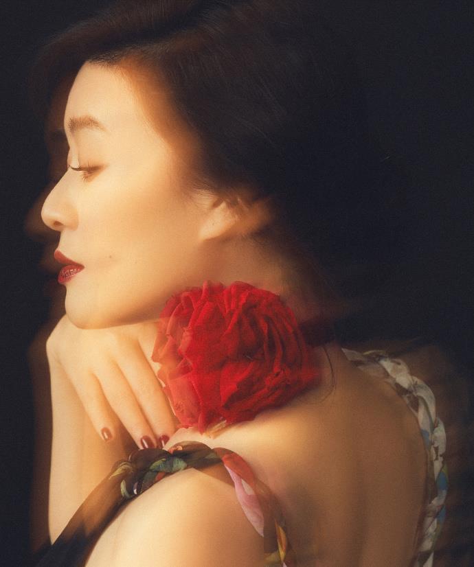 这几年她先后出演了《黑冰》,《情越千年》,《银鼠》,《浪漫女孩》