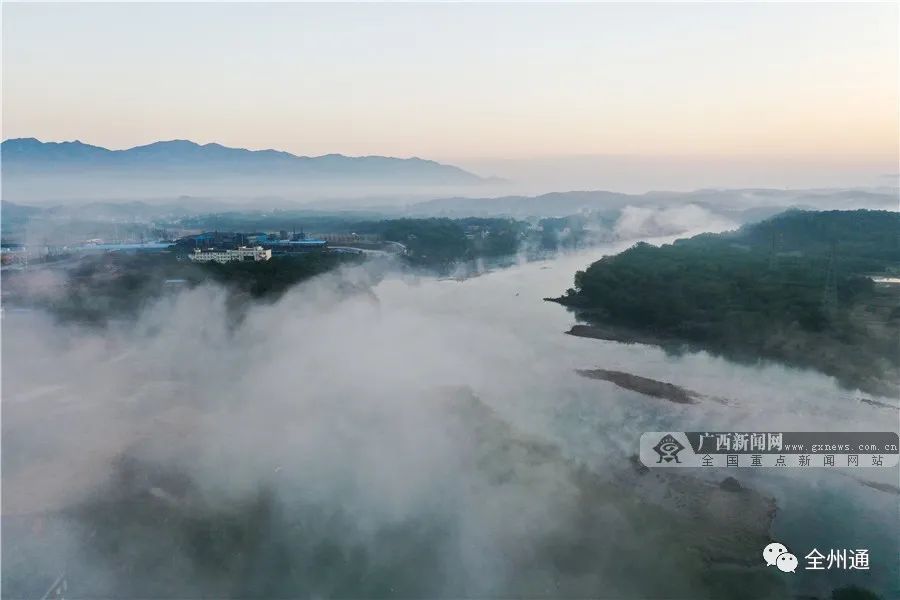 11月10日清晨,桂林市全州县城湘江江面雾