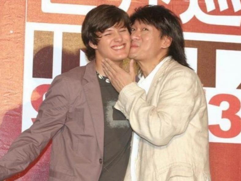 周华健混血儿子成主持人!与吴宗宪女儿同台,颜值大变样还遭催婚