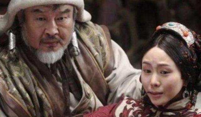 铁木真的母亲,原本是蔑儿乞首领想要迎娶的妻子,结果在抢亲环节中,被