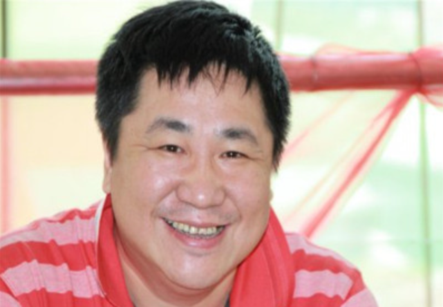 现在因小品火起来的喜剧二人组,乔杉与修睿就是他公司旗下的演员.