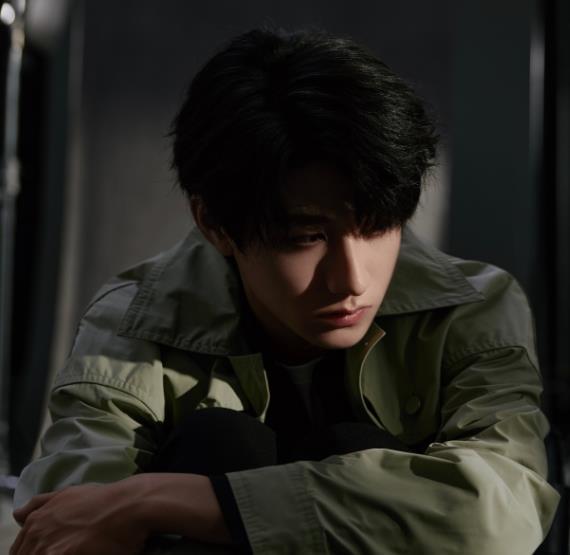 朱志鑫定妆照来袭病娇造型适合演白切黑角色演技很惊艳