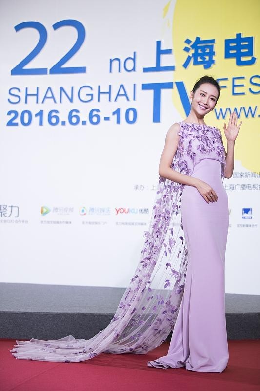王鸥怎么这么美啊,就算礼服裙设计的很华丽,也没有她