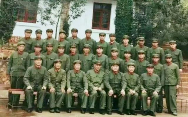 昆明军区存在了30年,政委换了八位,分别是什么军衔?