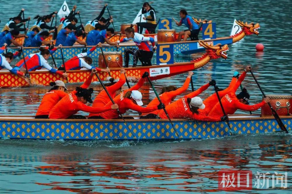这是11月13日,江汉大学龙舟队在进行日常训练,为下一场比赛准备着.