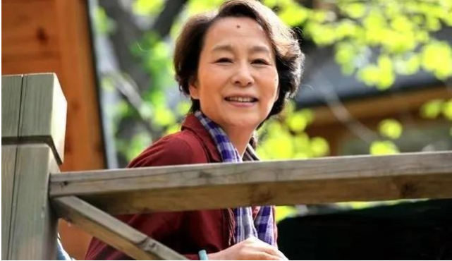 高龄产子月子没出就离婚,依旧无怨无悔奚美娟的前夫是演员周野芒