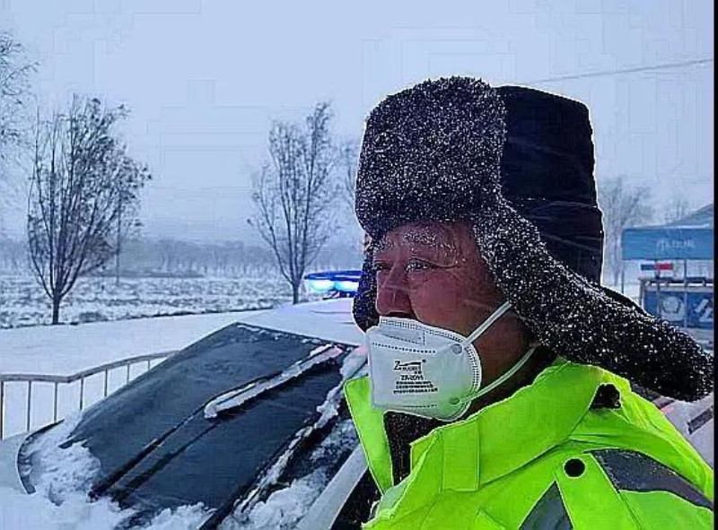 暴雪中为救被困群众,耳朵被冻得红肿掉皮,辽宁这群民警拼了